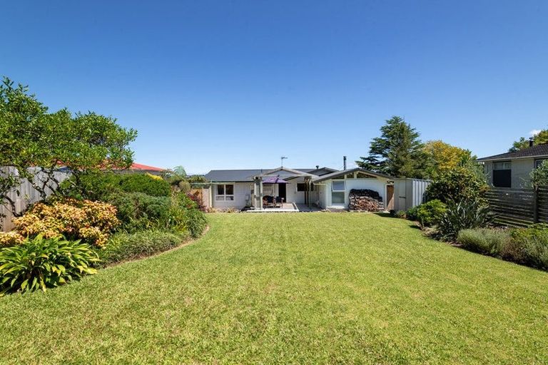 Photo of property in 27 Valley View Road, Glenfield, Auckland, 0629