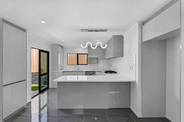 Photo of property in 12 Mcleod Road, Weymouth, Auckland, 2103