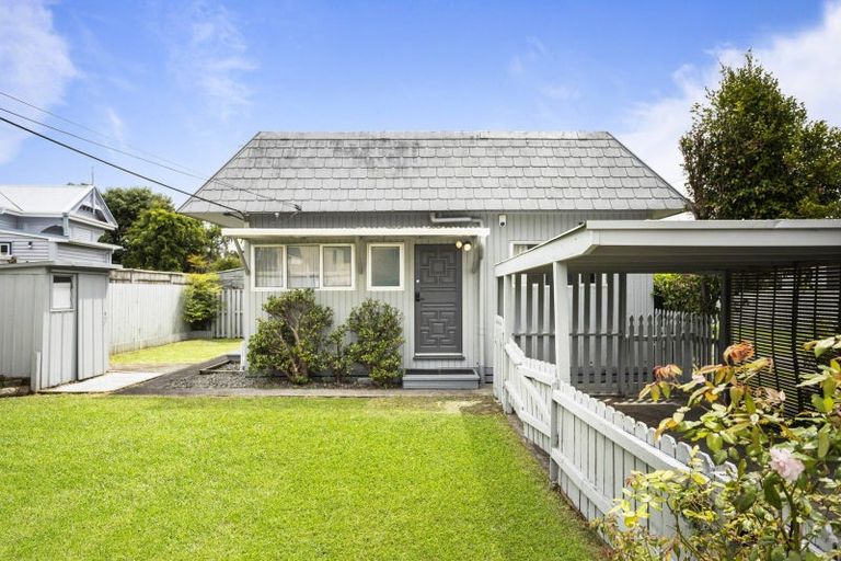 Photo of property in 2/2a Eskdale Road, Birkdale, Auckland, 0626