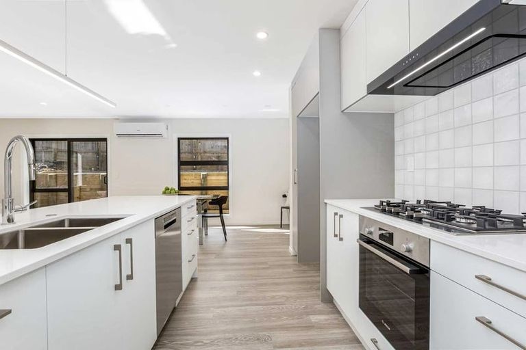 Photo of property in 41 Farnworth Terrace, Glenside, Wellington, 6037