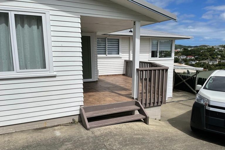 Photo of property in 16 Turville Crescent, Newlands, Wellington, 6037