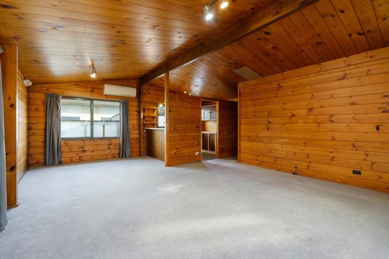 Photo of property in 305 Shakespeare Street, Leamington, Cambridge, 3432