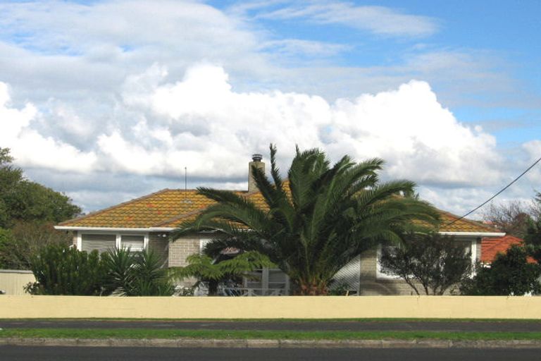 Photo of property in 22 Gloria Avenue, Te Atatu Peninsula, Auckland, 0610