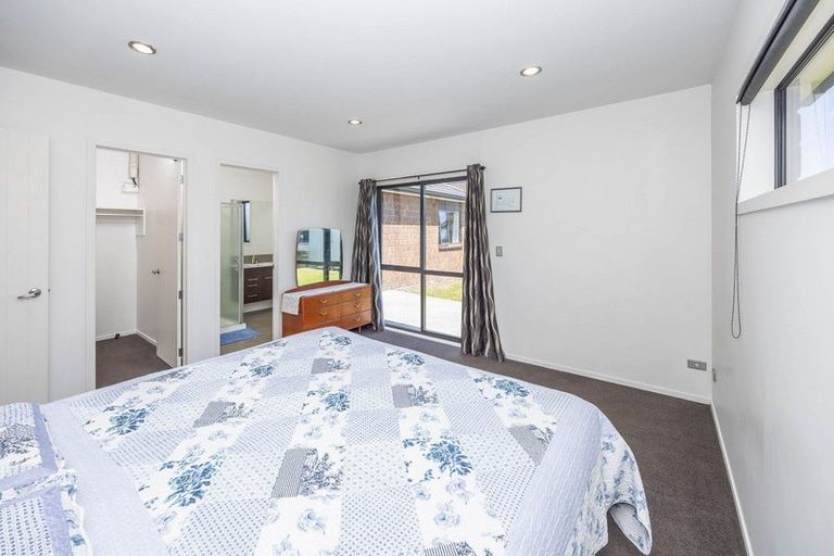 Photo of property in 15 Te Ironui Place, Huntington, Hamilton, 3210