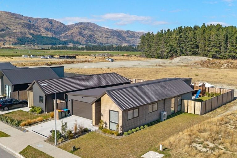 Photo of property in 97 Burdon Loop, Lake Hawea, 9382