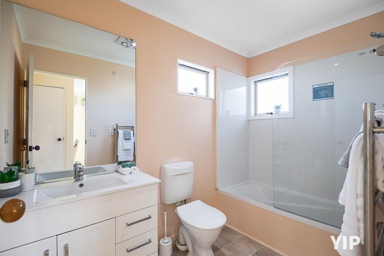 Photo of property in 1 Bennett Grove, Newlands, Wellington, 6037