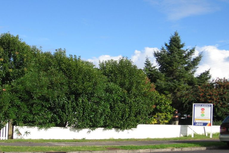 Photo of property in 18 Gloria Avenue, Te Atatu Peninsula, Auckland, 0610