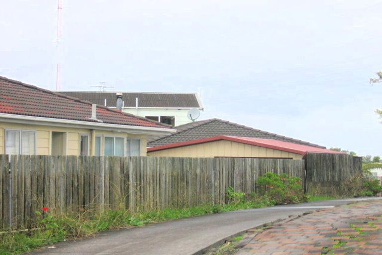 Photo of property in 14 Doone Place, Massey, Auckland, 0614
