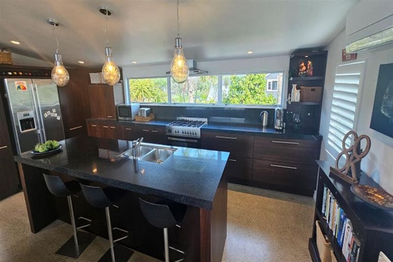Photo of property in 32 Taumata Road, Omaha, 0986