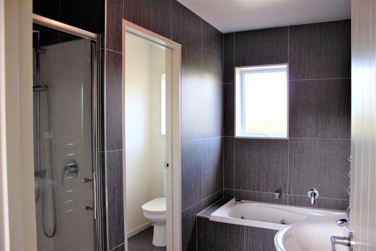 Photo of property in 76a Tamahere Drive, Glenfield, Auckland, 0629