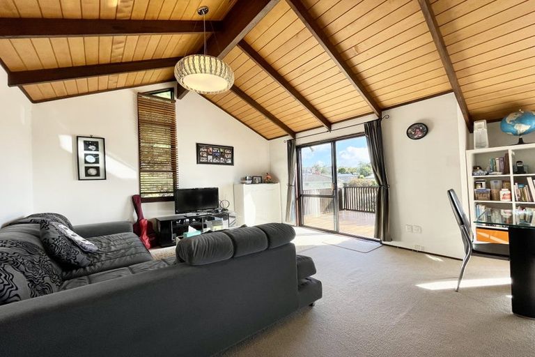 Photo of property in 32 Cron Avenue, Te Atatu South, Auckland, 0610