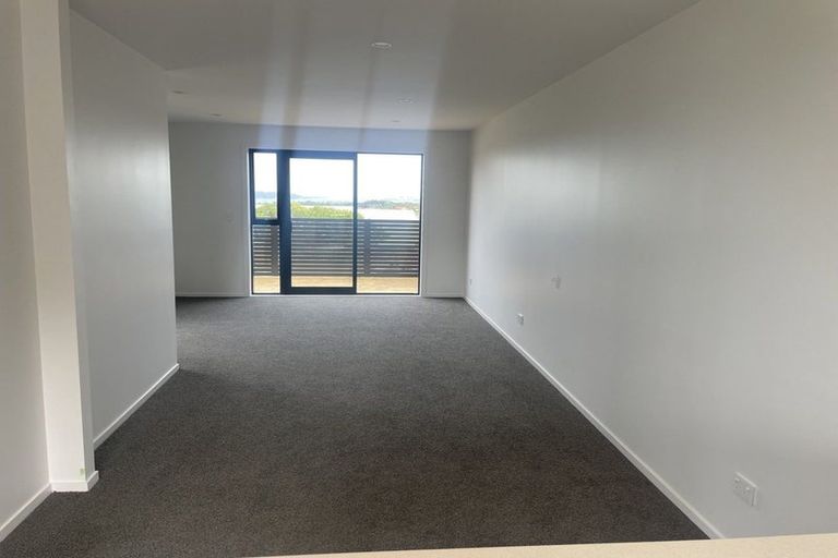 Photo of property in 3/504 Don Buck Road, Massey, Auckland, 0614
