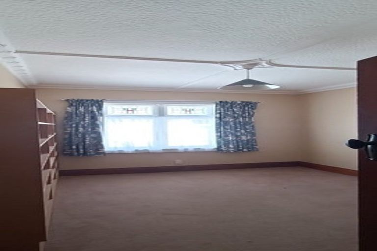 Photo of property in 16 Burrows Avenue, Karori, Wellington, 6012