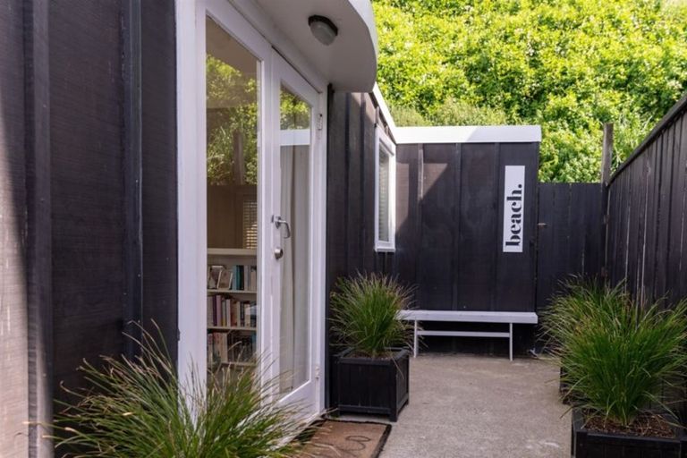 Photo of property in 278 Queens Drive, Lyall Bay, Wellington, 6022