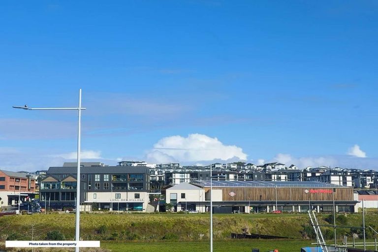 Photo of property in 102 Te Oneroa Way, Long Bay, Auckland, 0630