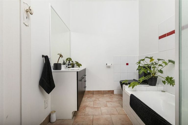 Photo of property in 5 Don Buck Road, Henderson, Auckland, 0614