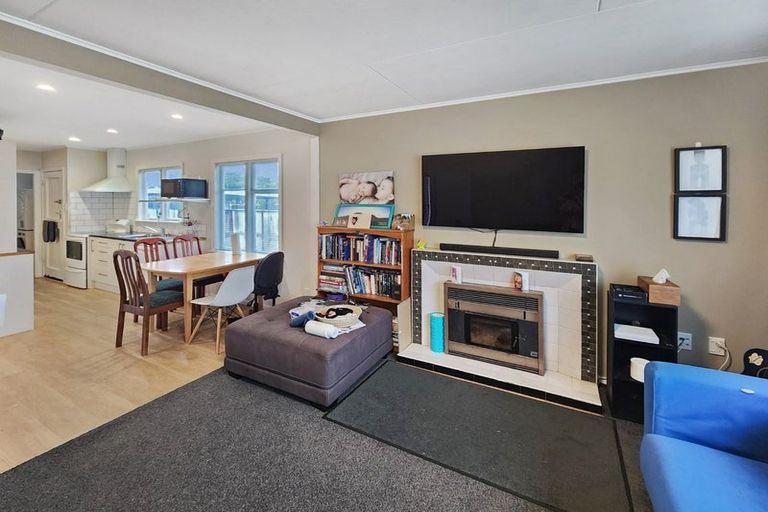 Photo of property in 27 Russell Road, Wainuiomata, Lower Hutt, 5014
