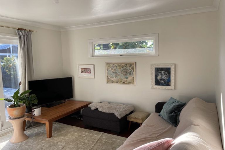 Photo of property in 28 Harbour View Road, Te Atatu Peninsula, Auckland, 0610