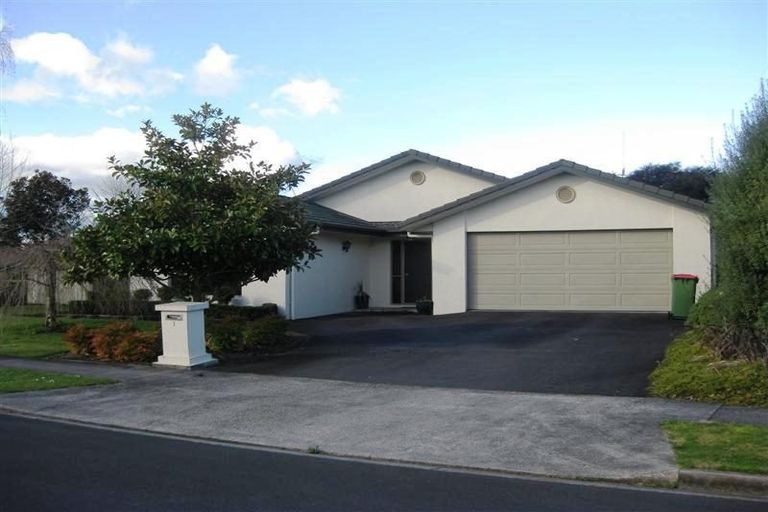Photo of property in 1 Chatswood Place, Rototuna, Hamilton, 3210