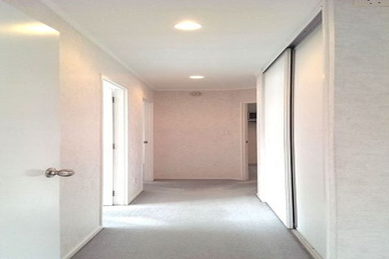 Photo of property in 14 Lanier Place, Glendene, Auckland, 0602