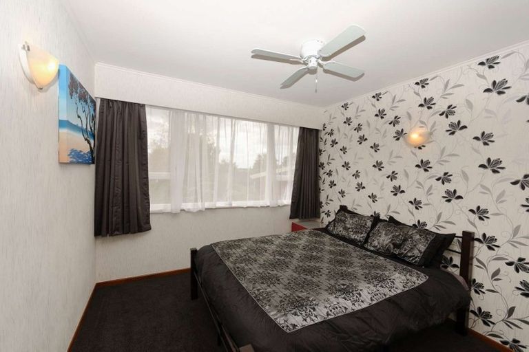 Photo of property in 35 Hartley Terrace, Massey, Auckland, 0614