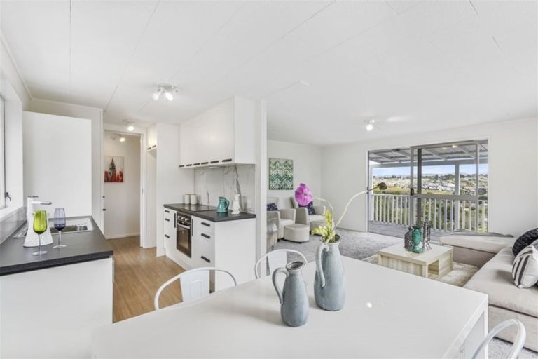 Photo of property in 17 Magdalen Place, West Harbour, Auckland, 0618