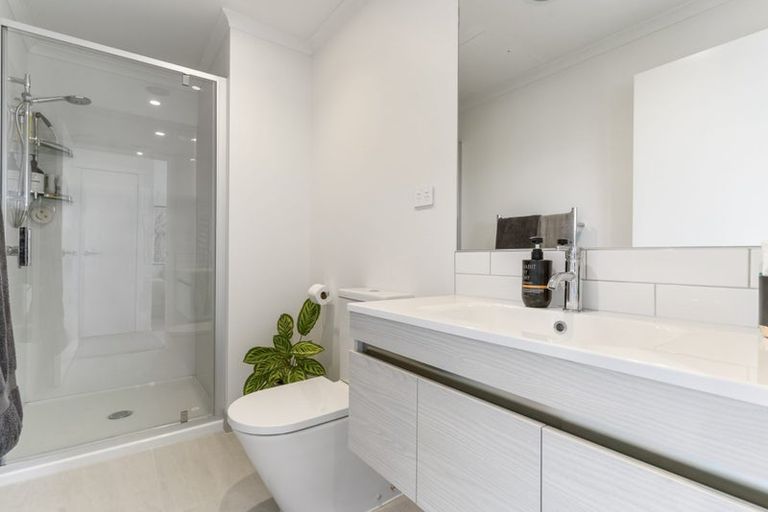 Photo of property in 100 Cadness Street, Northcote, Auckland, 0627
