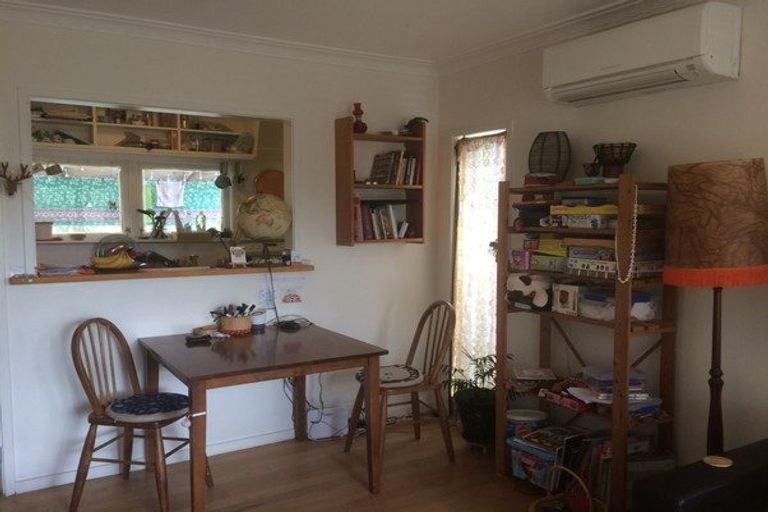 Photo of property in 2/2 Earl Road, Titirangi, Auckland, 0604