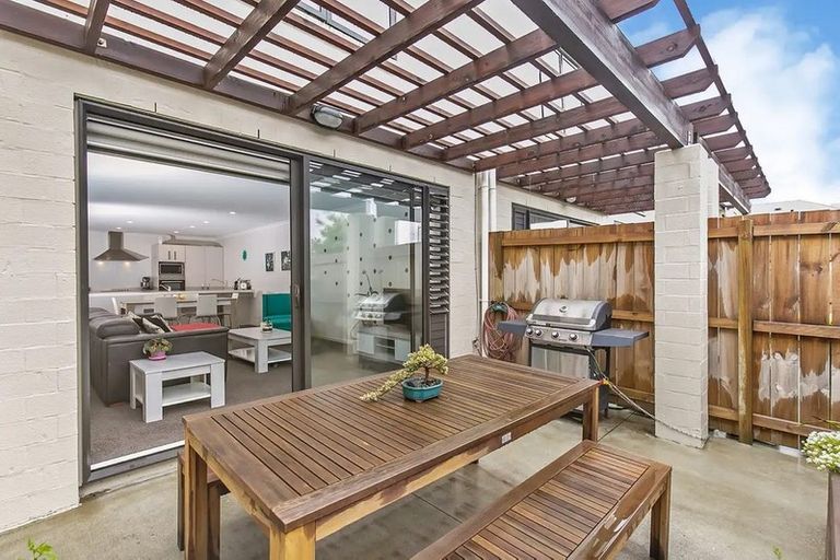 Photo of property in 51 Popokatea Drive, Takanini, 2112