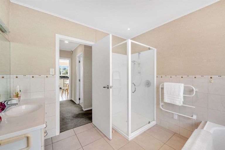 Photo of property in 52 Ennis Avenue, Pakuranga Heights, Auckland, 2010