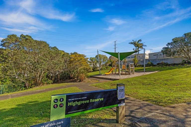 Photo of property in 2/18 Atlantis Place, Totara Vale, Auckland, 0629