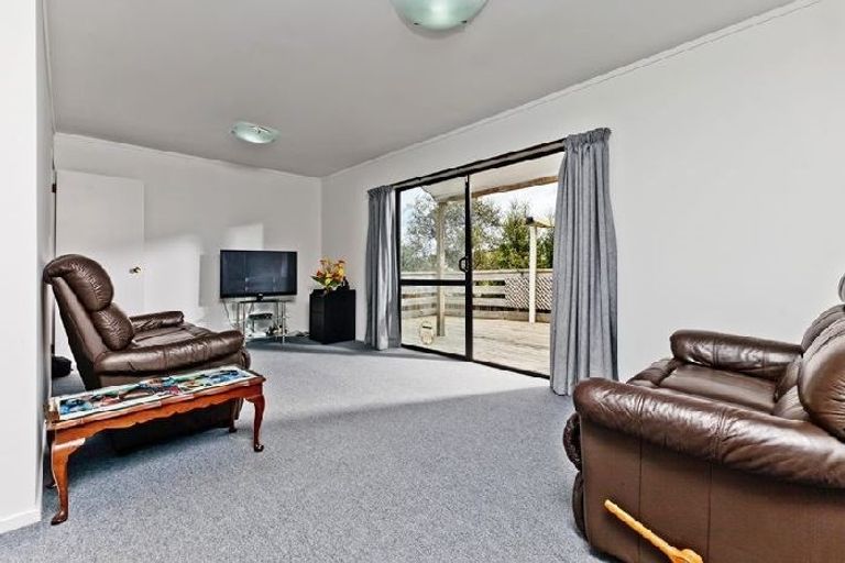 Photo of property in 1/1 Cheval Drive, Totara Vale, Auckland, 0629