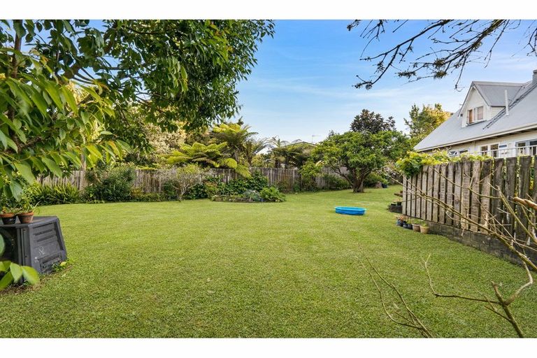 Photo of property in 14a South Lynn Road, Titirangi, Auckland, 0604