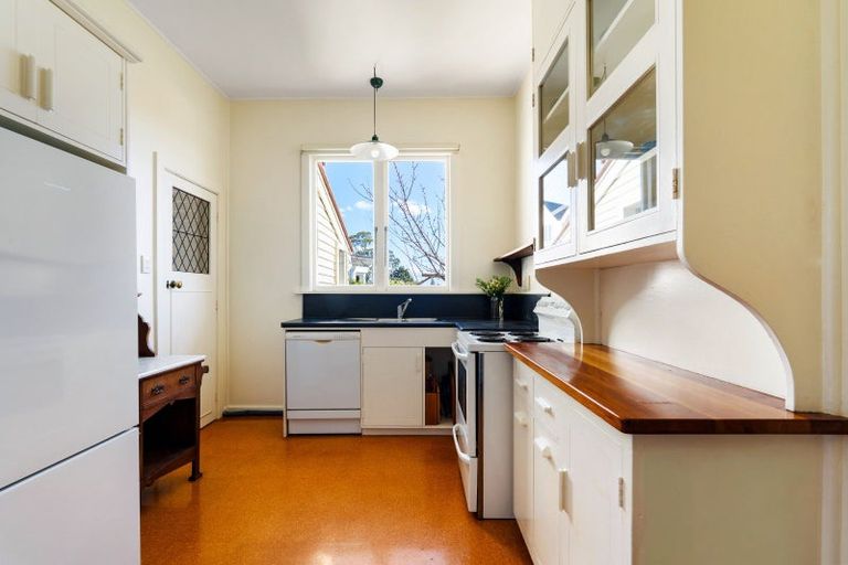 Photo of property in 2 Roslyn Road, Bluff Hill, Napier, 4110