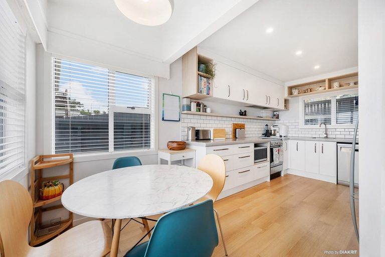 Photo of property in 12 Middlesex Place, Northland, Wellington, 6012