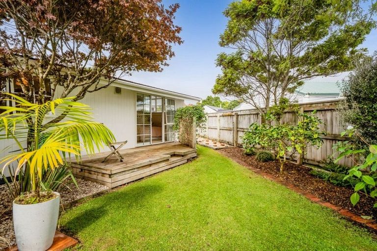 Photo of property in 5 Prudence Place, Oakura, 4314