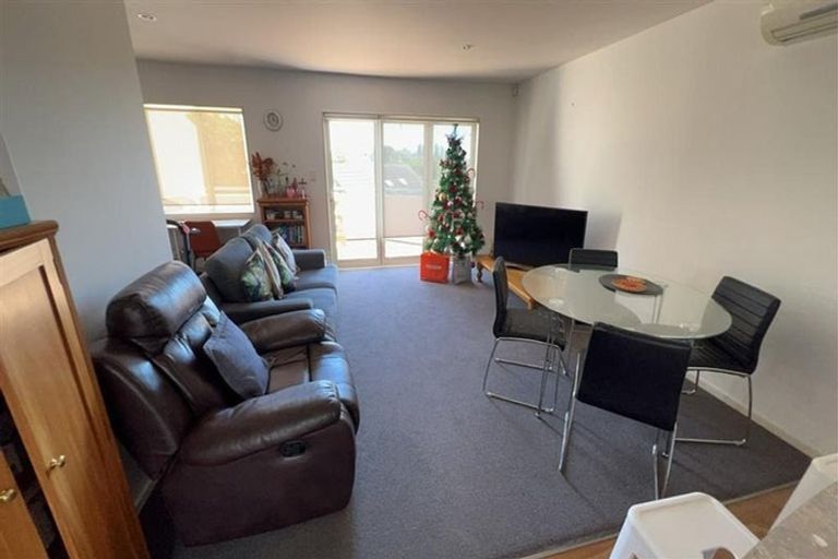 Photo of property in 1/48a Exmouth Road, Northcote, Auckland, 0627