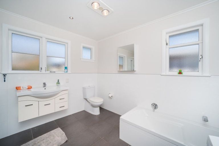 Photo of property in 32 Aberdeen Avenue, Takaro, Palmerston North, 4412