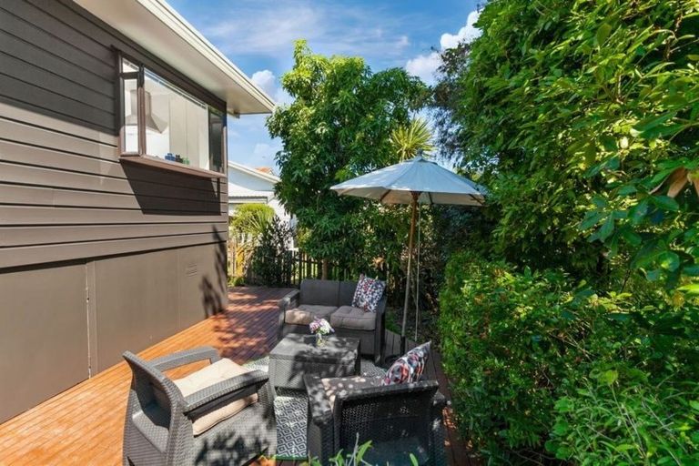 Photo of property in 2/39 Browns Bay Road, Browns Bay, Auckland, 0630