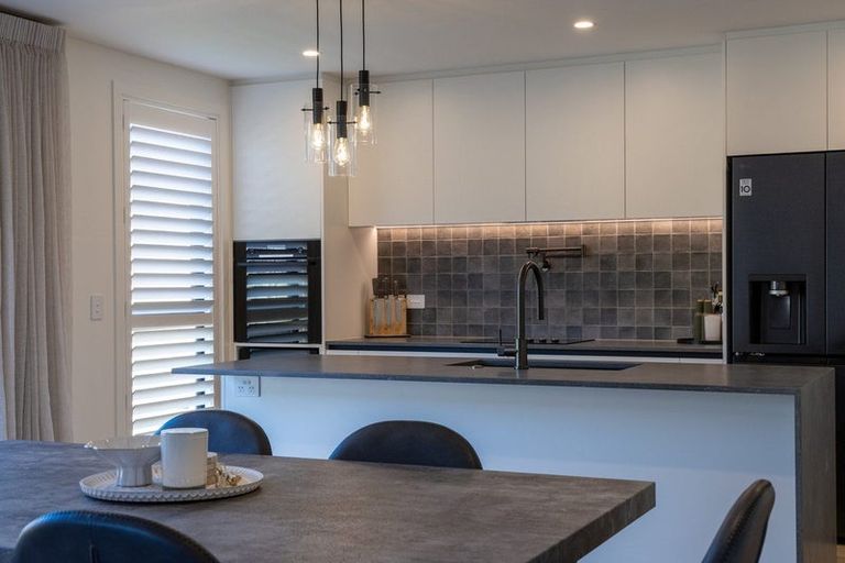 Photo of property in 38 Shelduck Road, Jacks Point, 9371