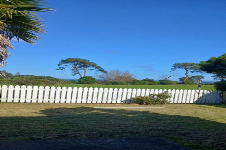 Photo of property in 14 Harobed Place, Weymouth, Auckland, 2103