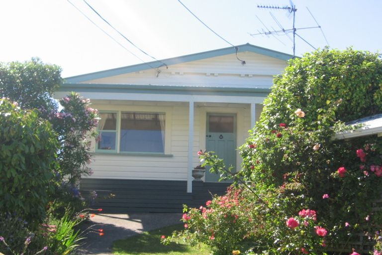 Photo of property in 53 Creswick Terrace, Northland, Wellington, 6012