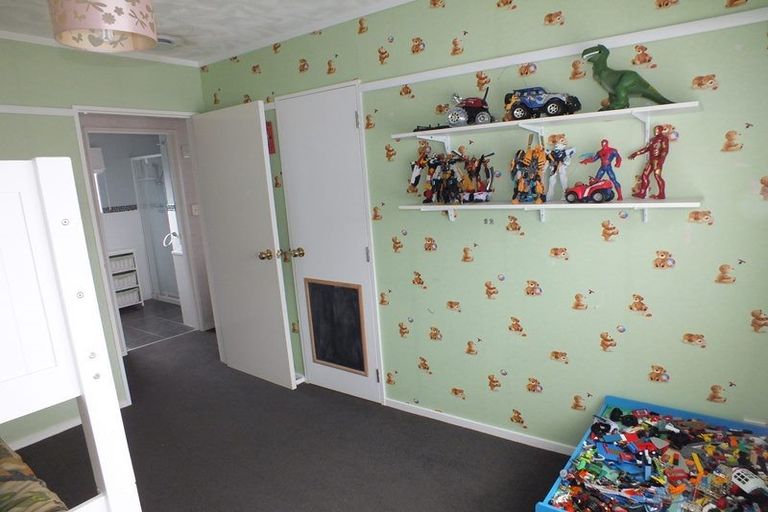 Photo of property in 87 Hillcrest Drive, Kelvin Grove, Palmerston North, 4414