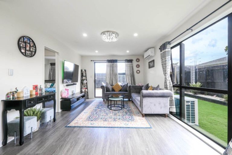 Photo of property in 16 Rosarina Lane, Takanini, 2112