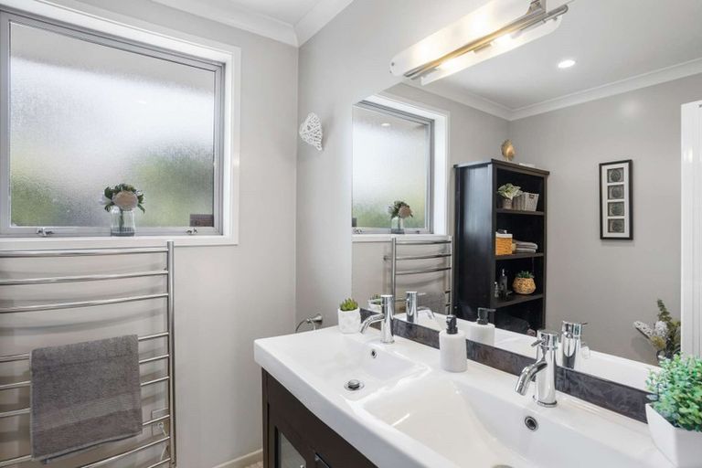 Photo of property in 8 Glen Place, Parklands, Christchurch, 8083