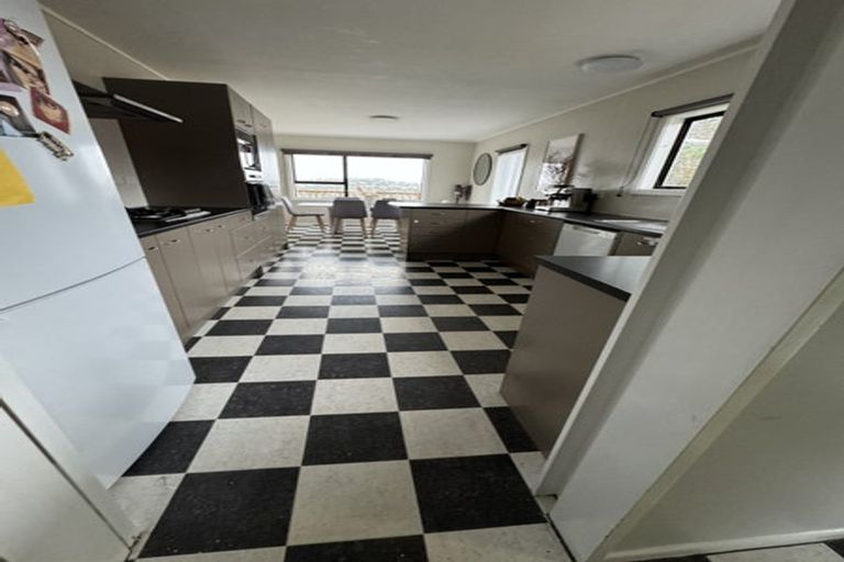 Photo of property in 42 Edgecombe Street, Newlands, Wellington, 6037