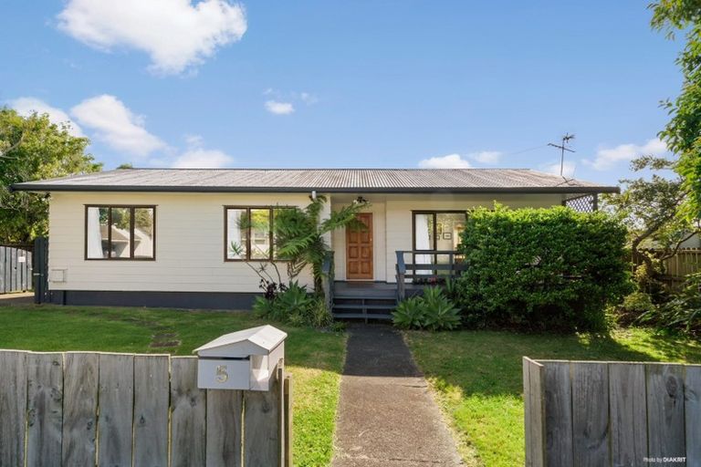 Photo of property in 5 Stoll Place, Clendon Park, Auckland, 2103