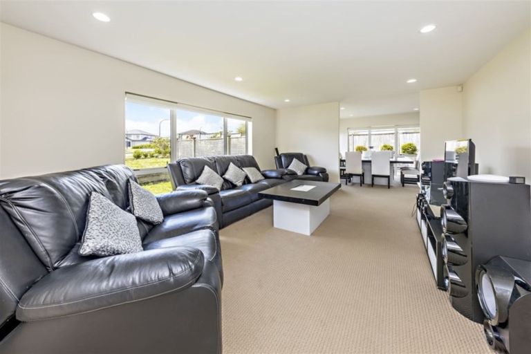 Photo of property in 99 Bayvista Drive, Karaka, Papakura, 2113