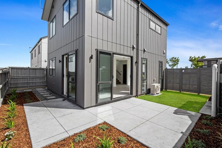 Photo of property in 22 Port Way, Rosehill, 2113