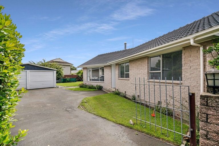 Photo of property in 34 Oakley Crescent, Hornby, Christchurch, 8042